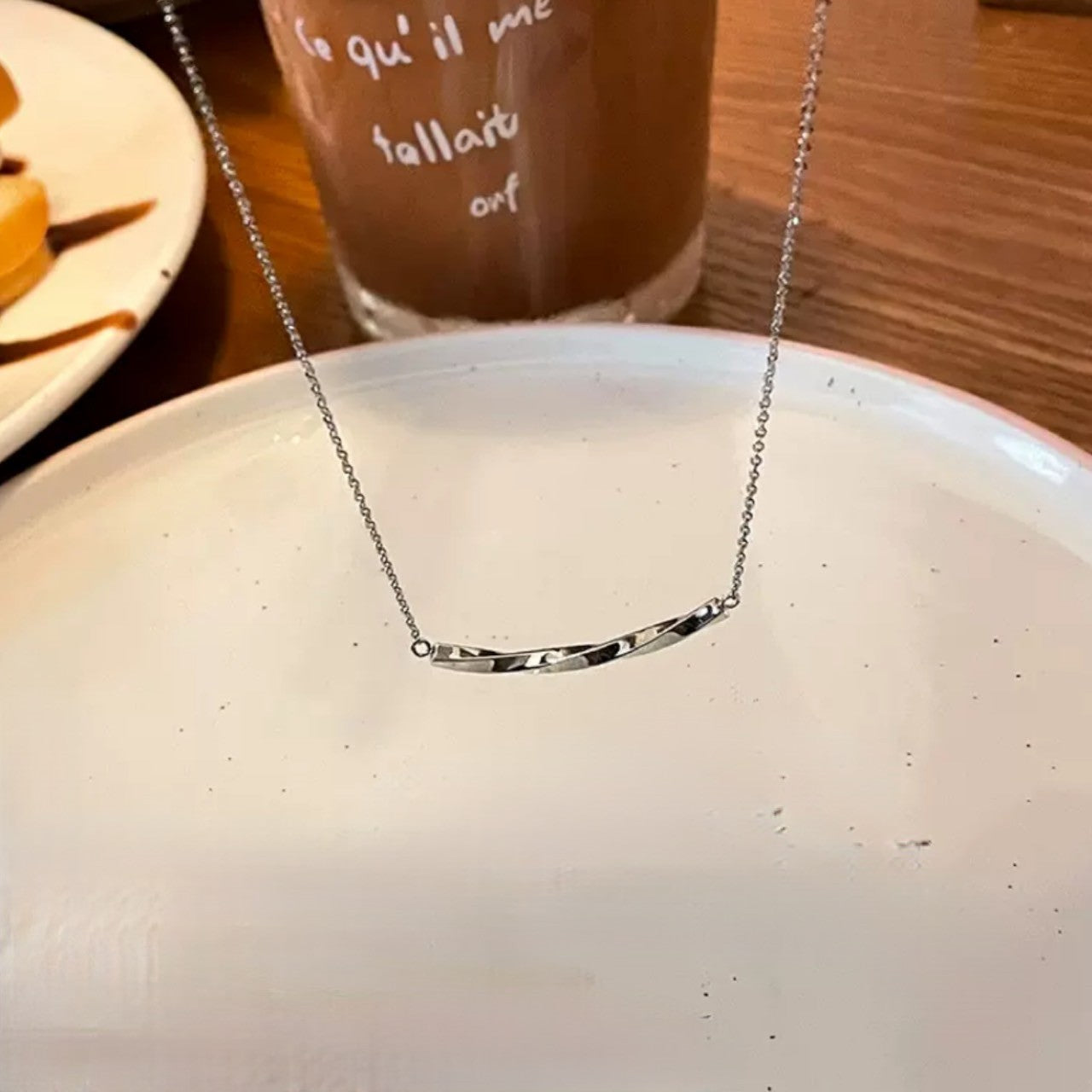 twist smile necklace