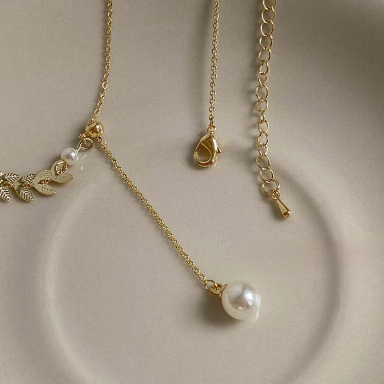 leaf line pearl necklace
