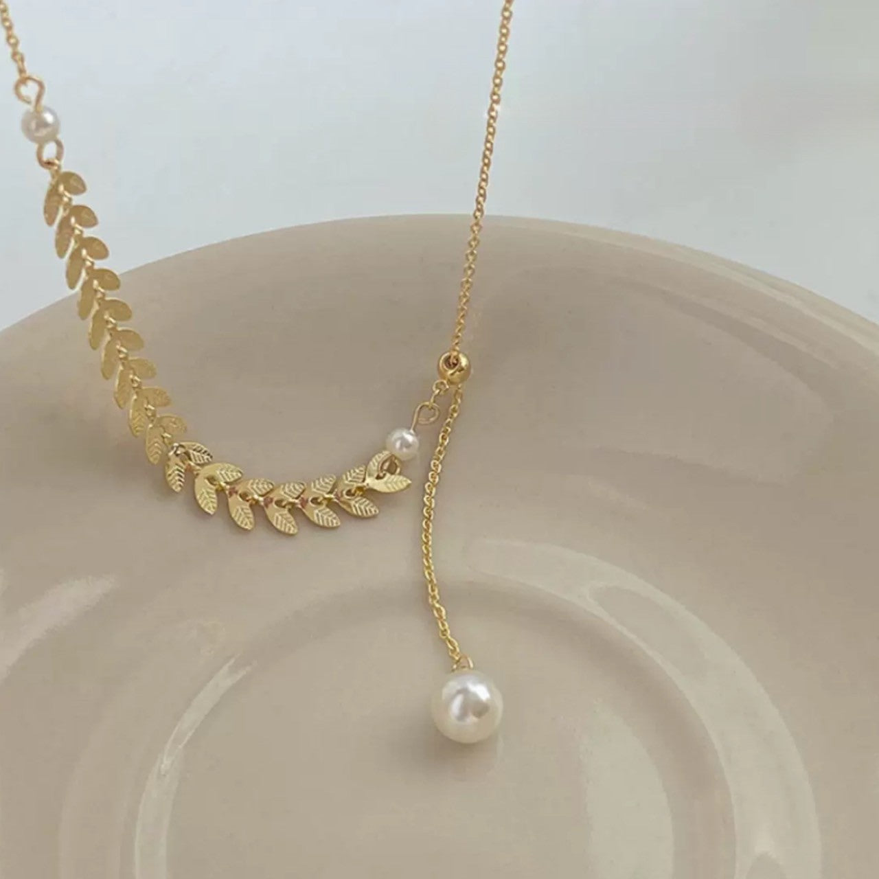 leaf line pearl necklace