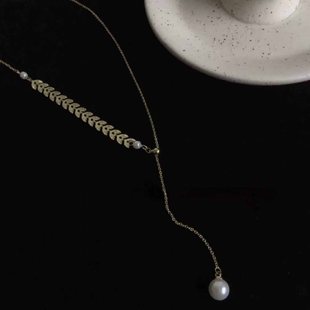 leaf line pearl necklace