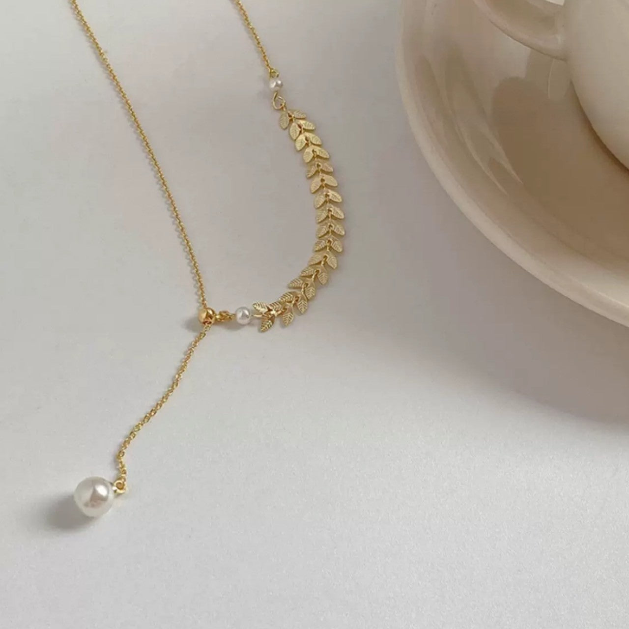 leaf line pearl necklace