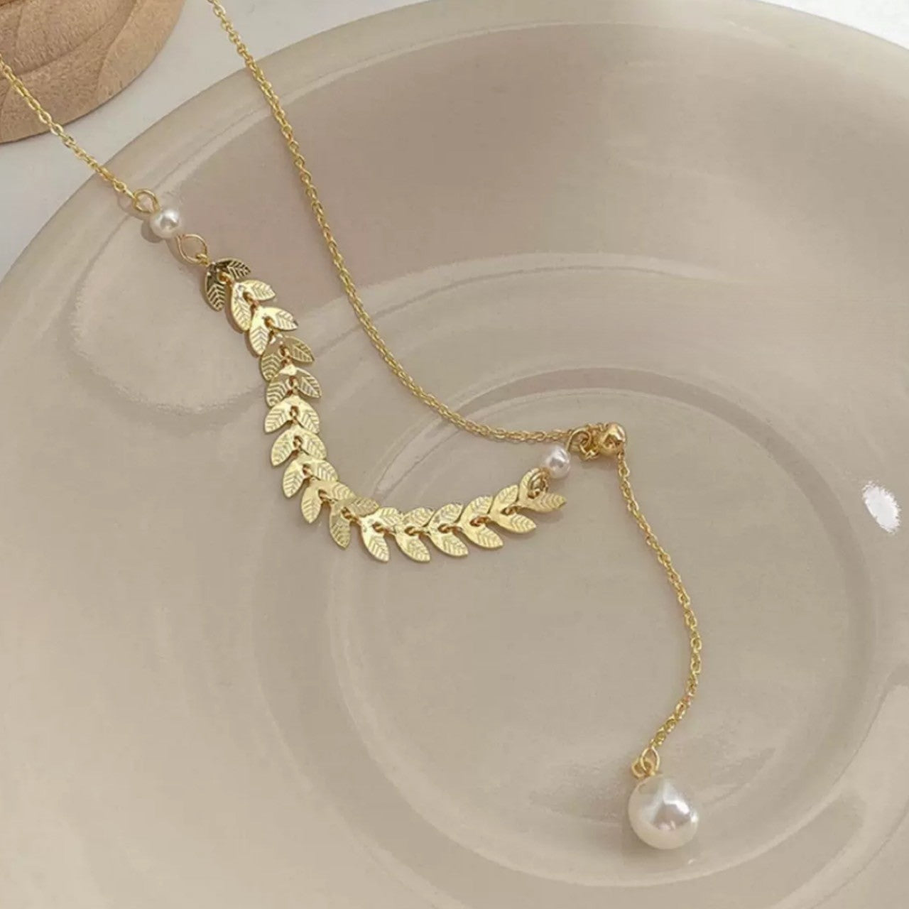 leaf line pearl necklace