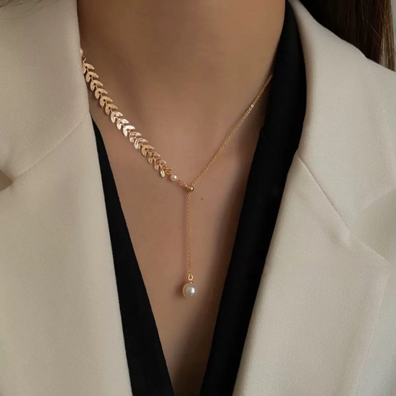 leaf line pearl necklace