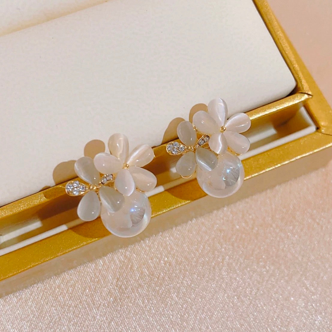 white flower pearl pierce