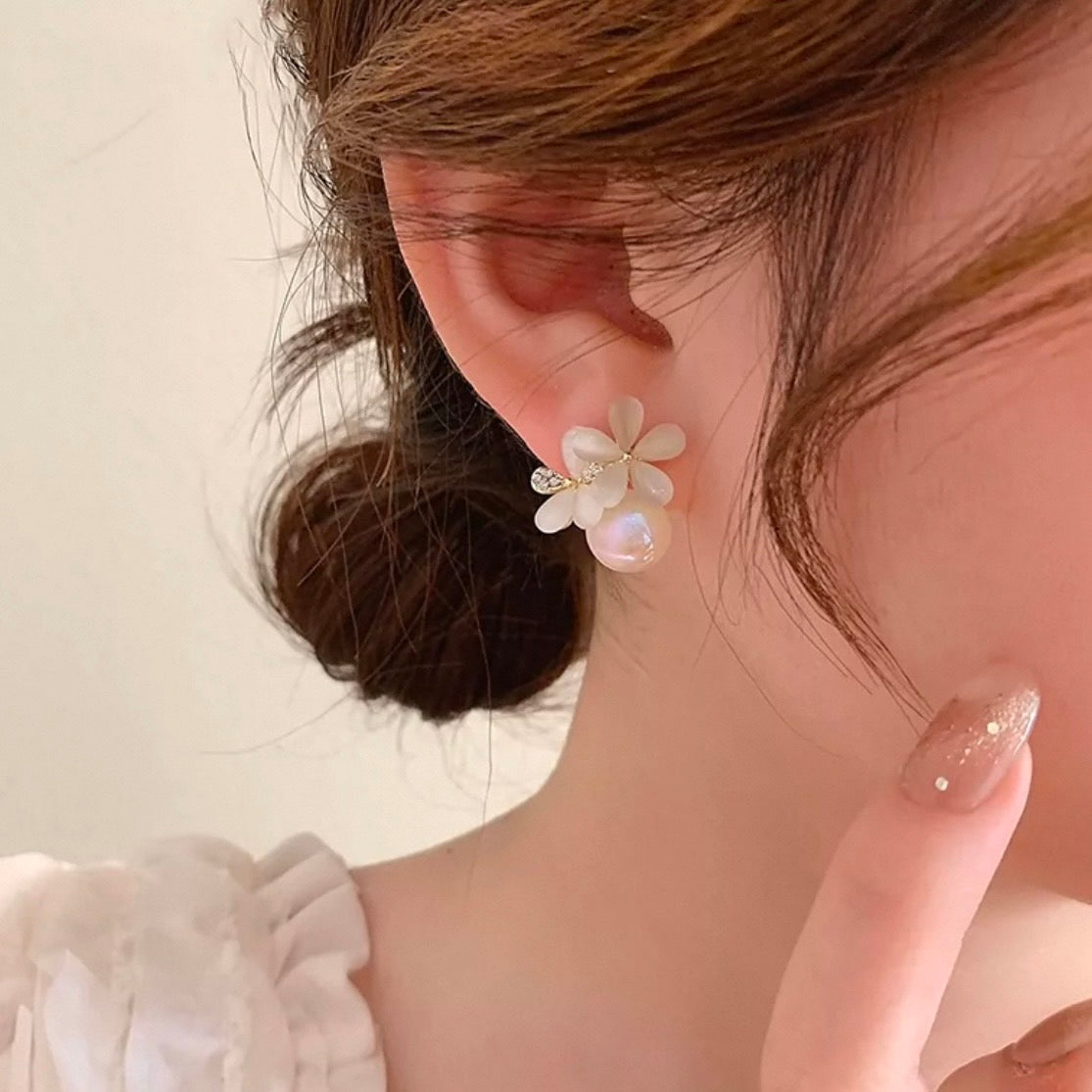 white flower pearl pierce