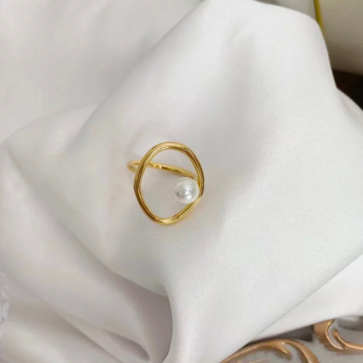 circle pearl ring