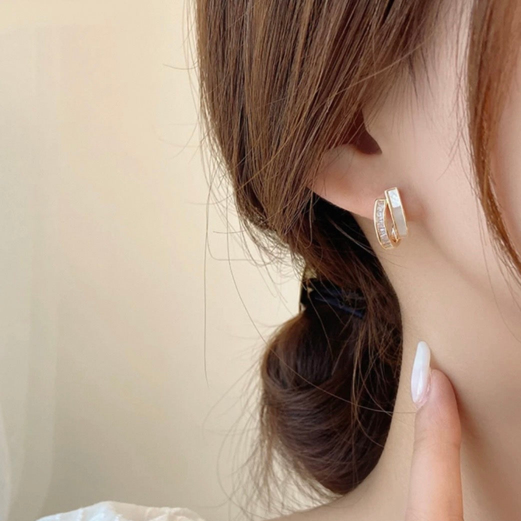 white & gold earring