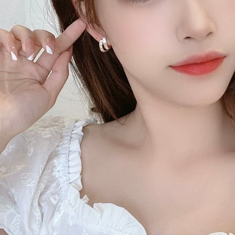 white & gold earring