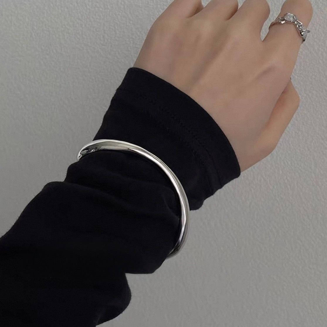 curve line bangle