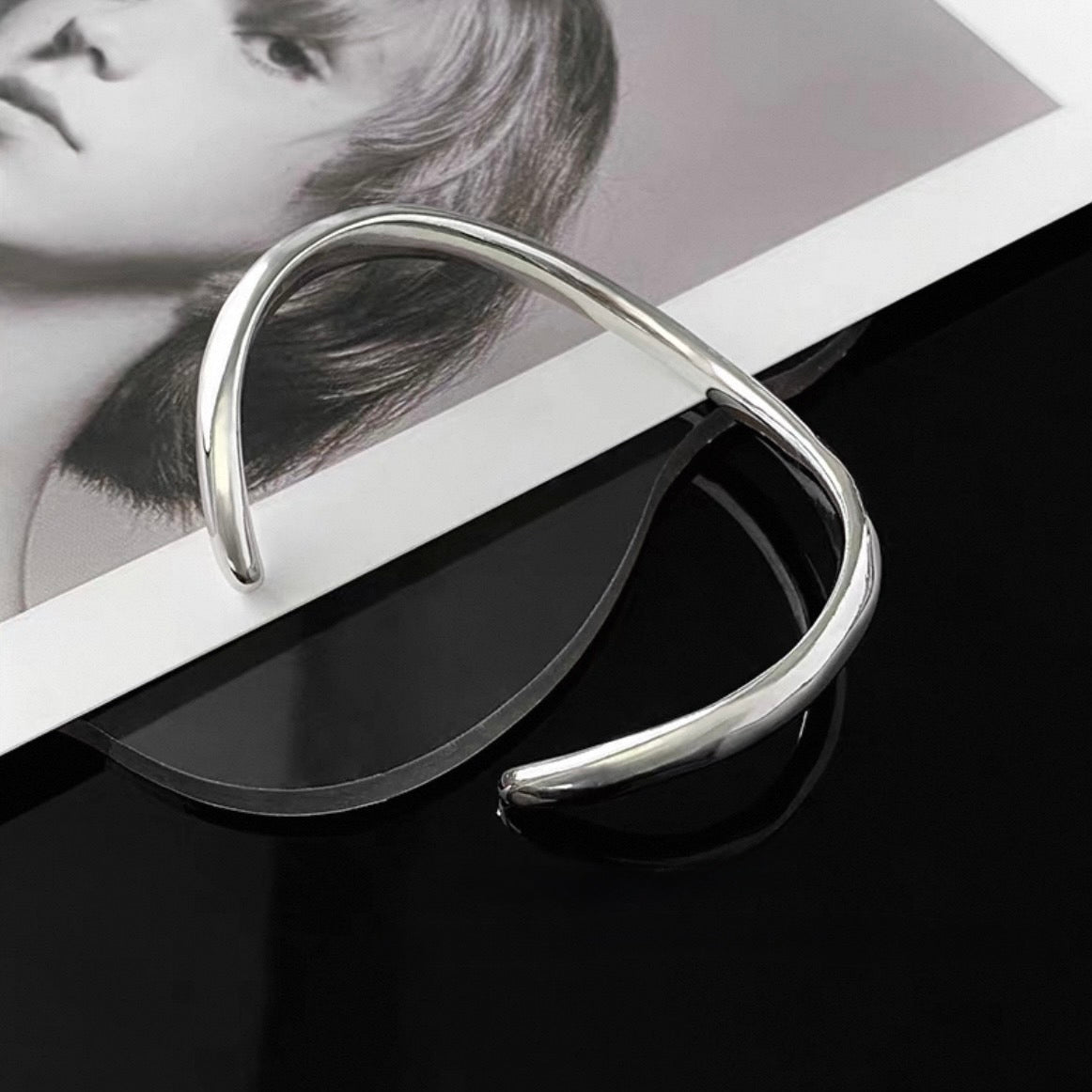 curve line bangle