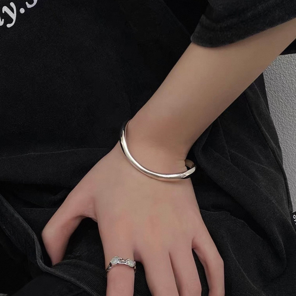 curve line bangle