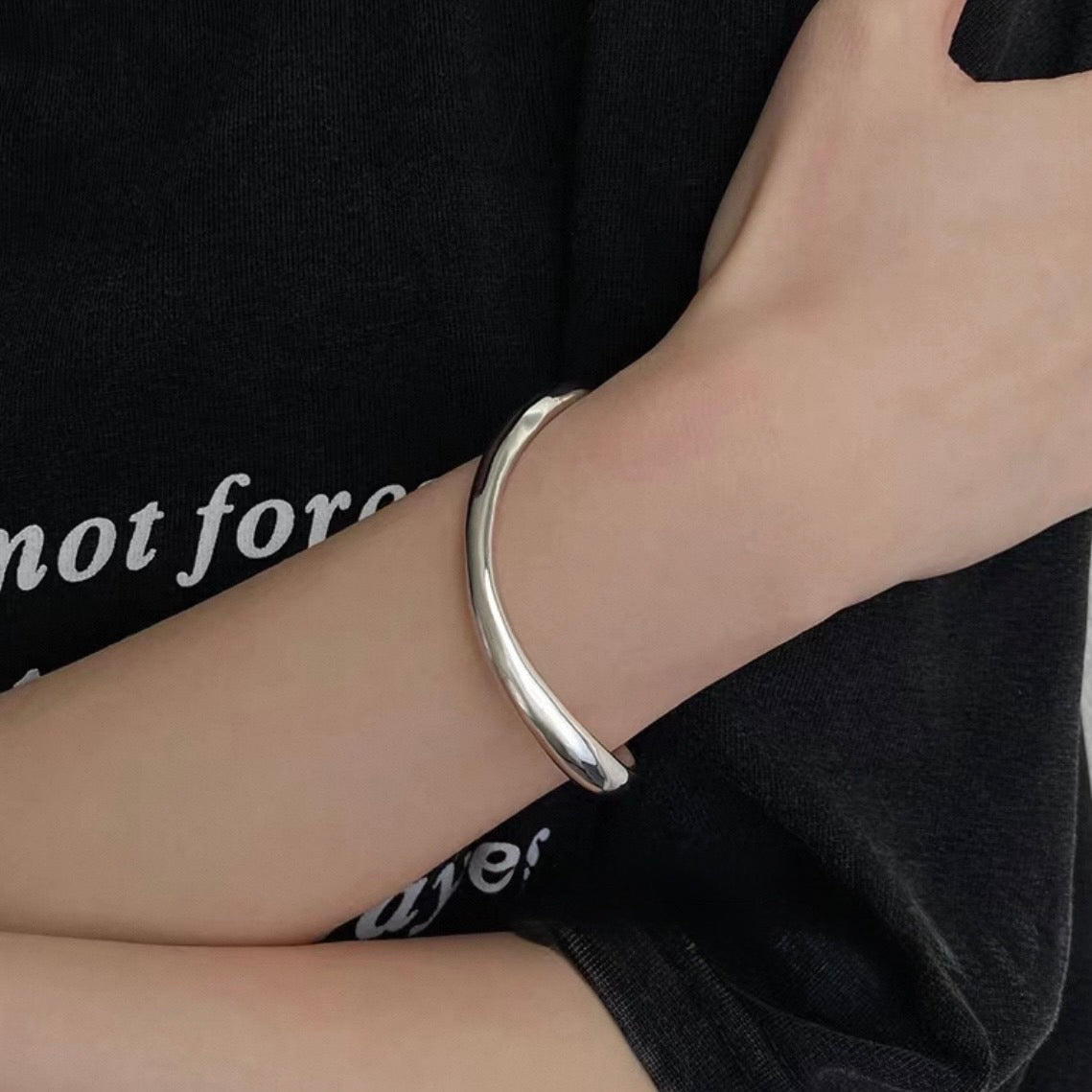 curve line bangle