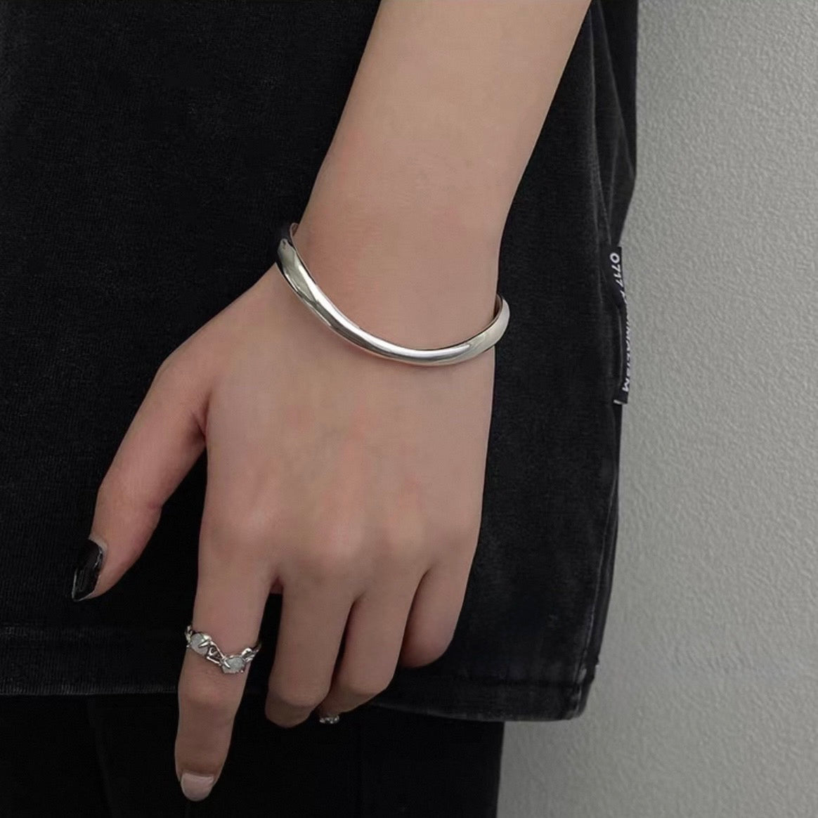 curve line bangle