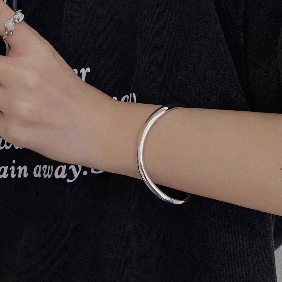 curve line bangle