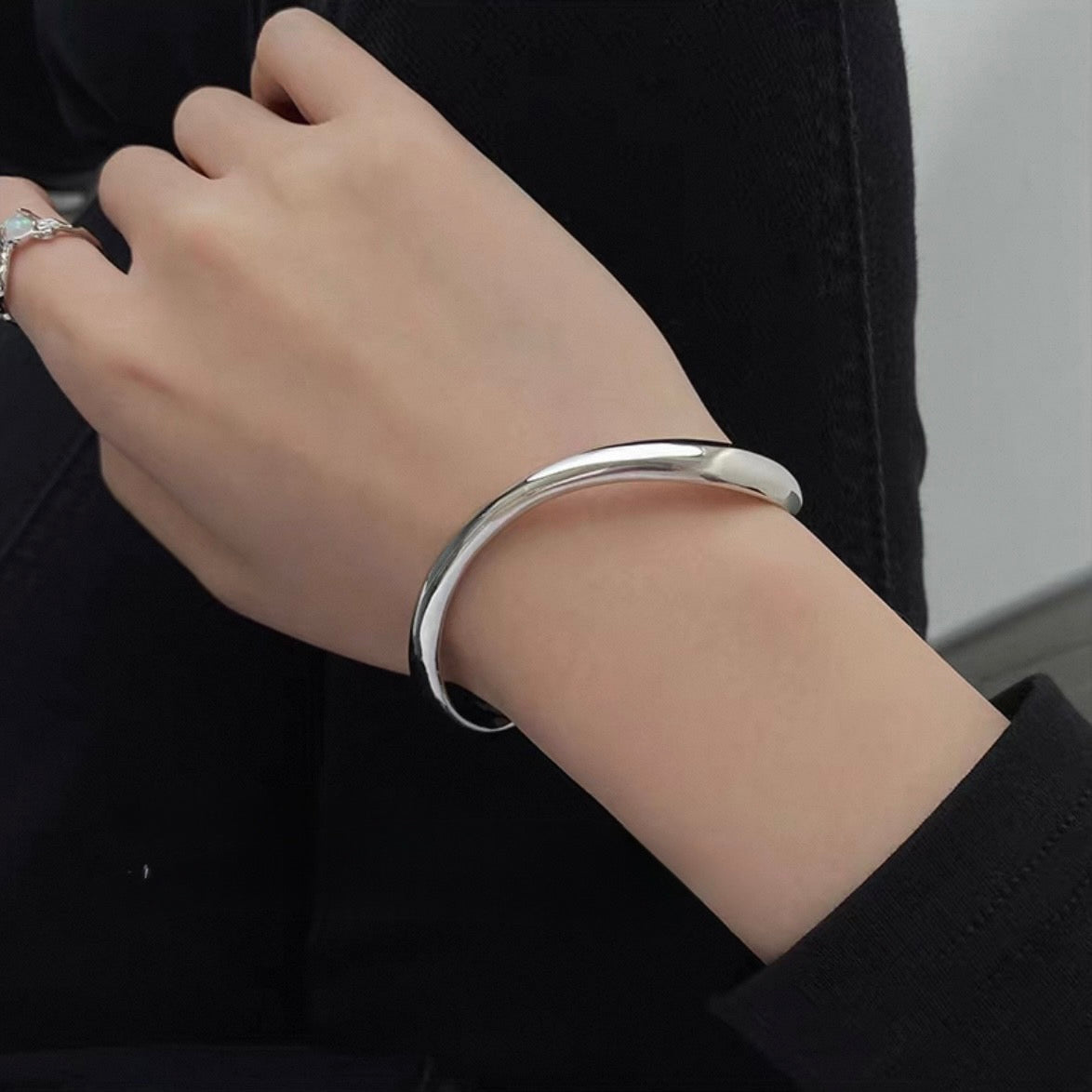 curve line bangle