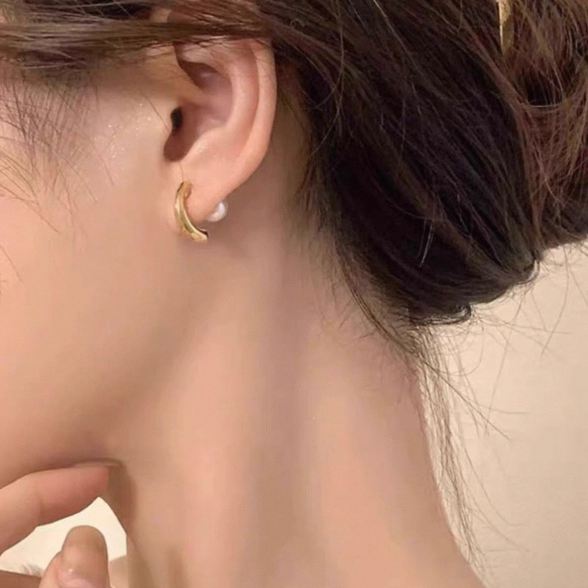 elegant curve pearl pierce