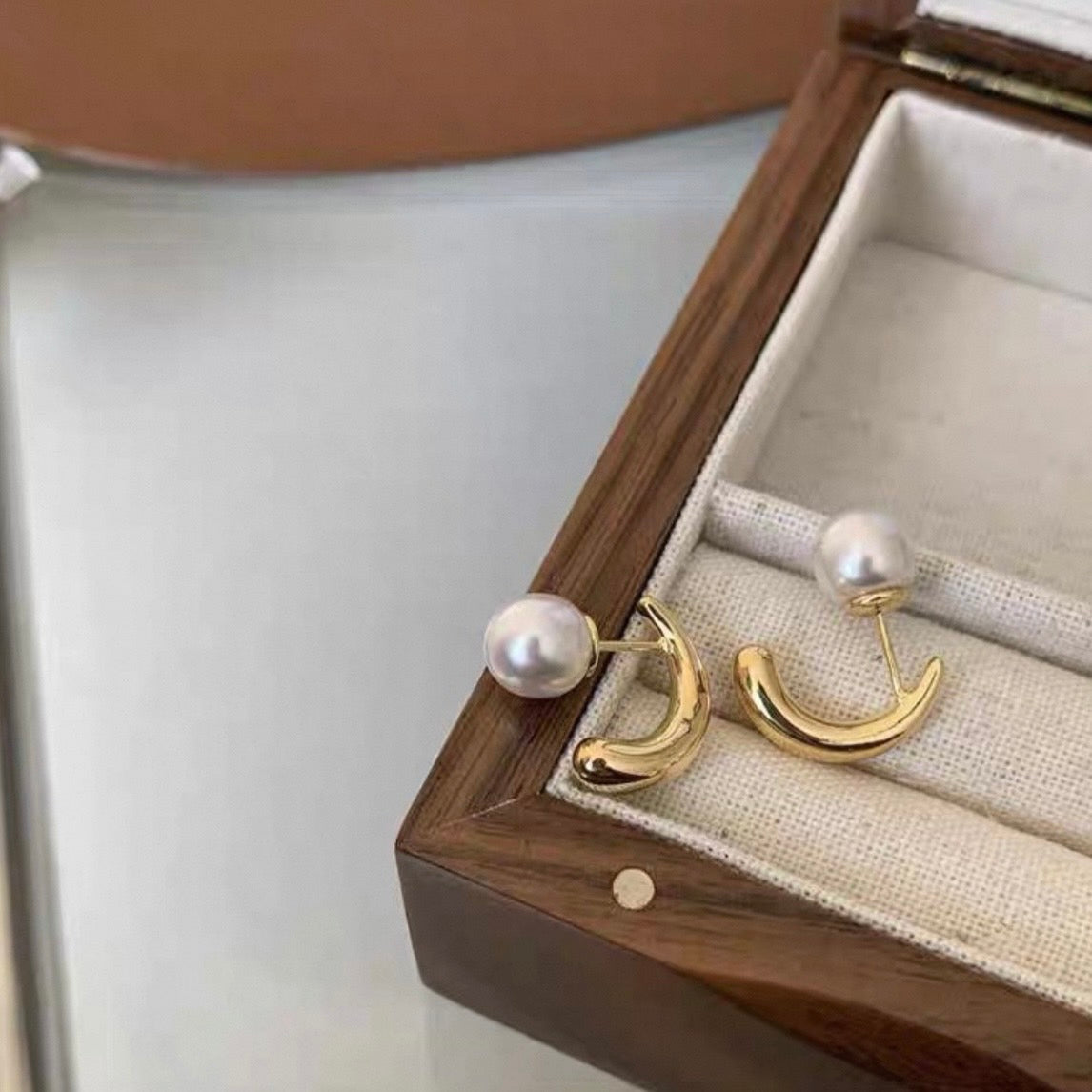 elegant curve pearl pierce