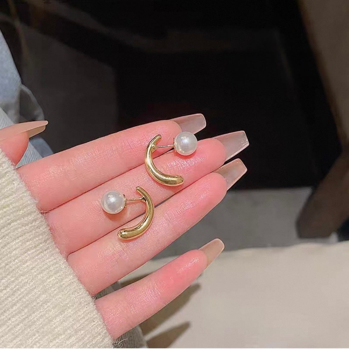 elegant curve pearl pierce