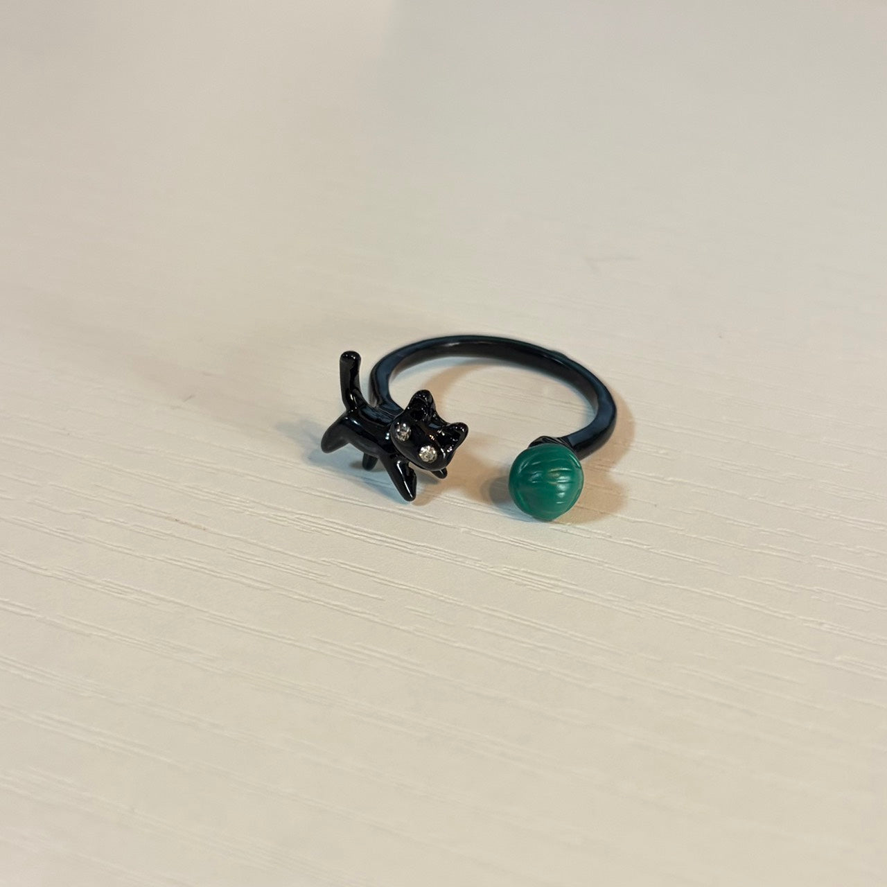 黒猫と毛糸リング