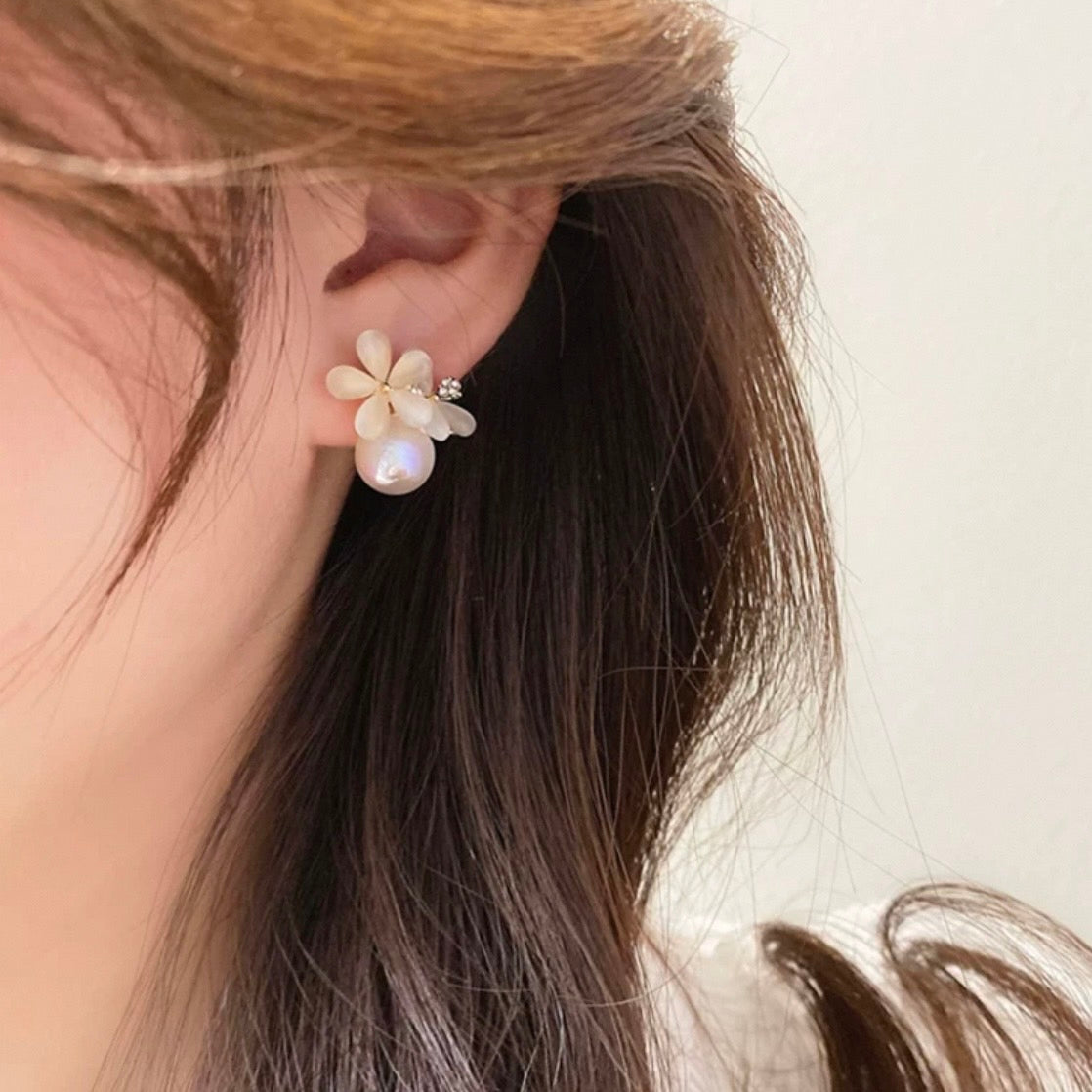 white flower pearl pierce