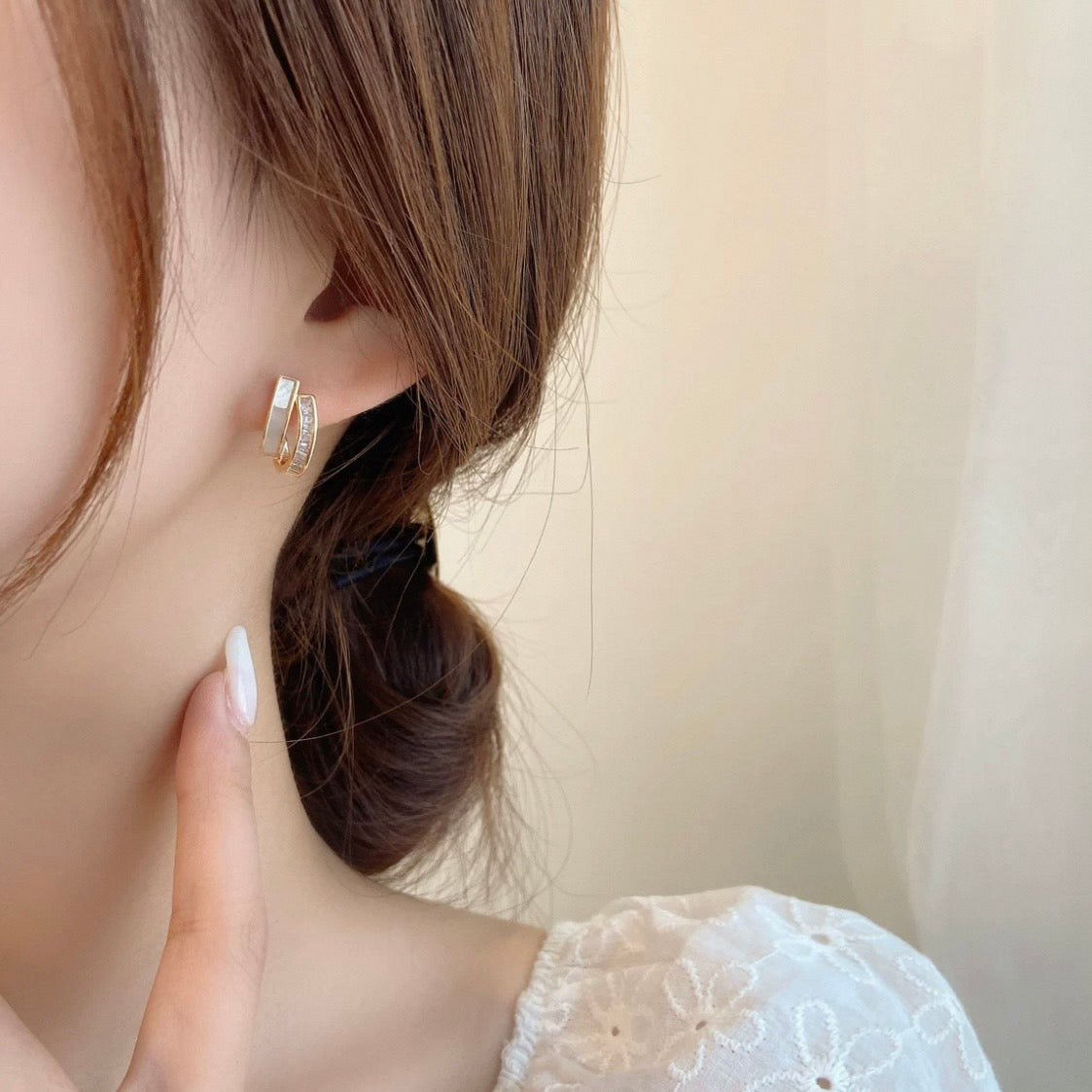 white & gold earring
