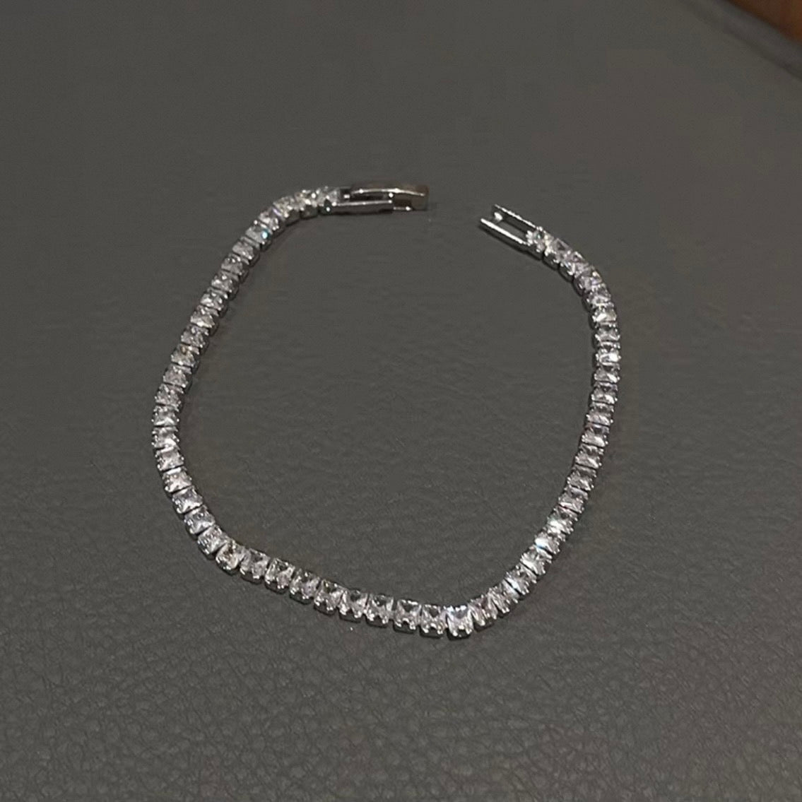 twinkle line bracelet
