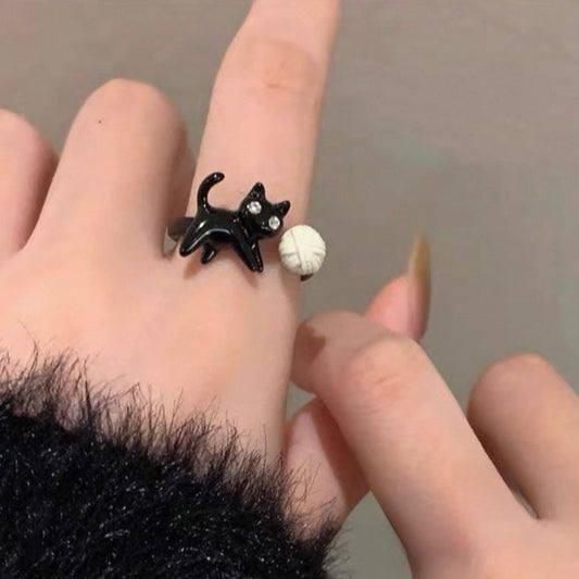 黒猫と毛糸リング