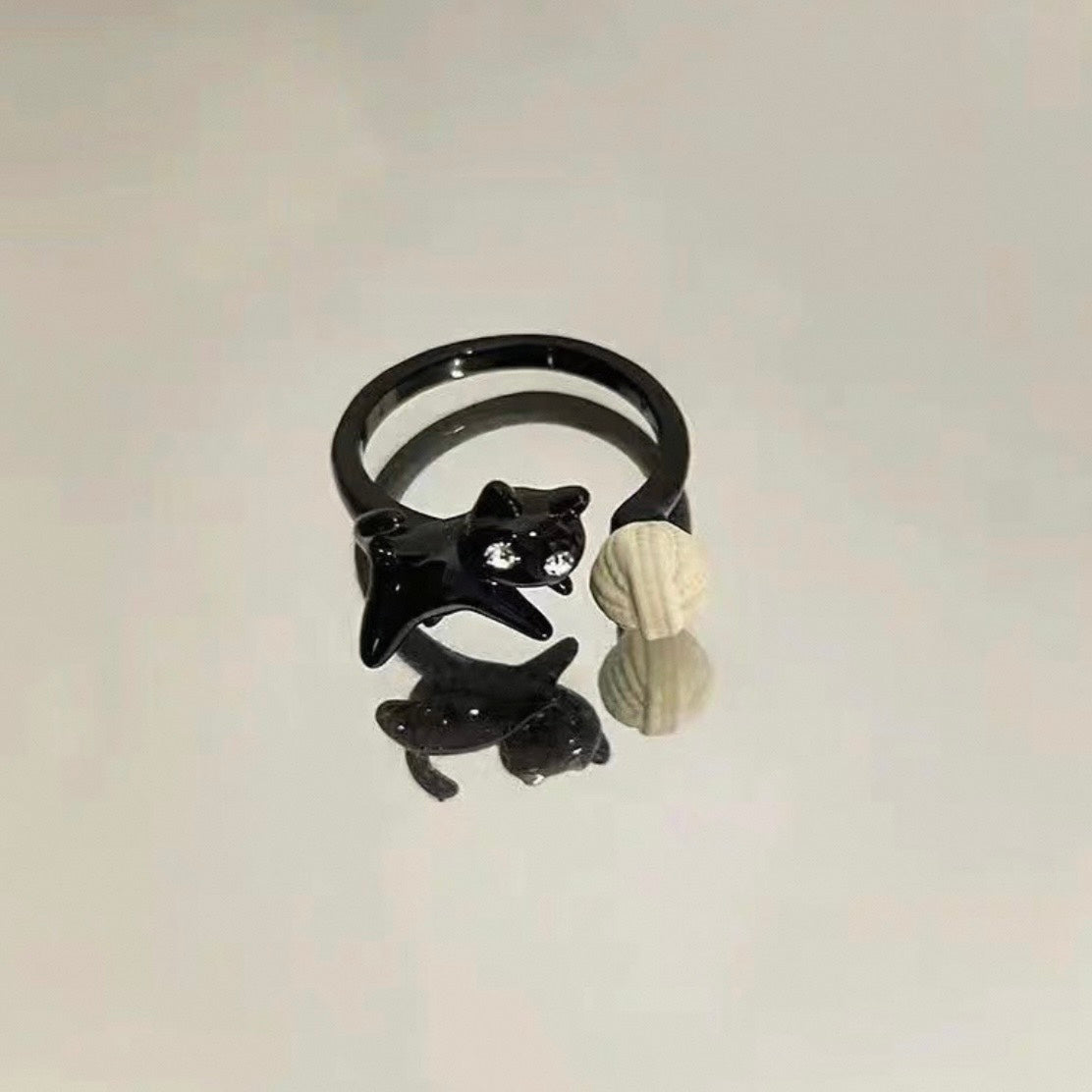 黒猫と毛糸リング