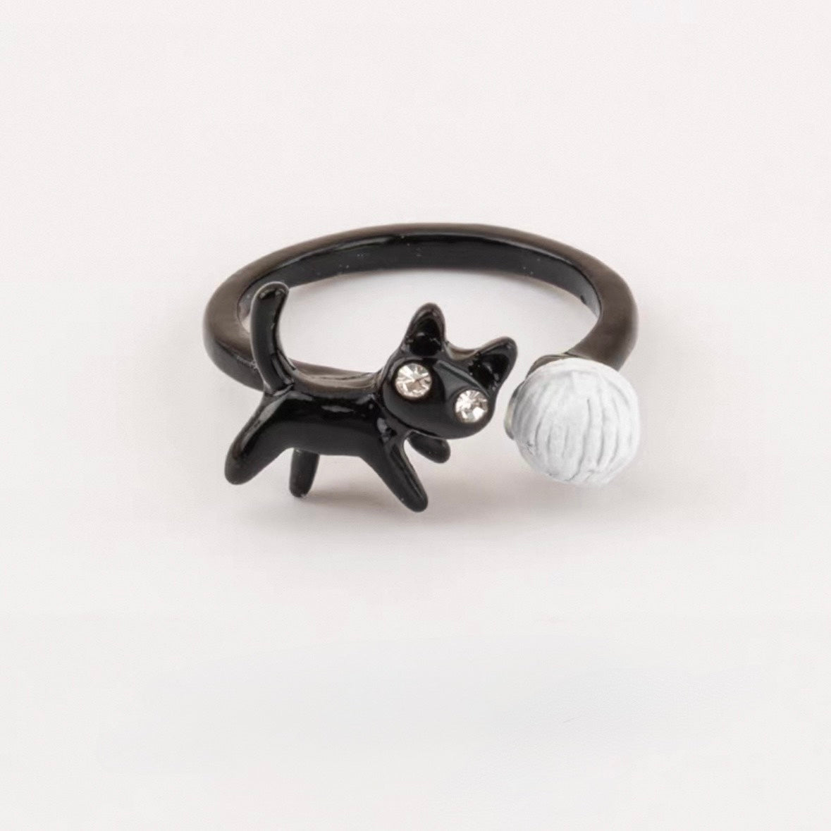 黒猫と毛糸リング