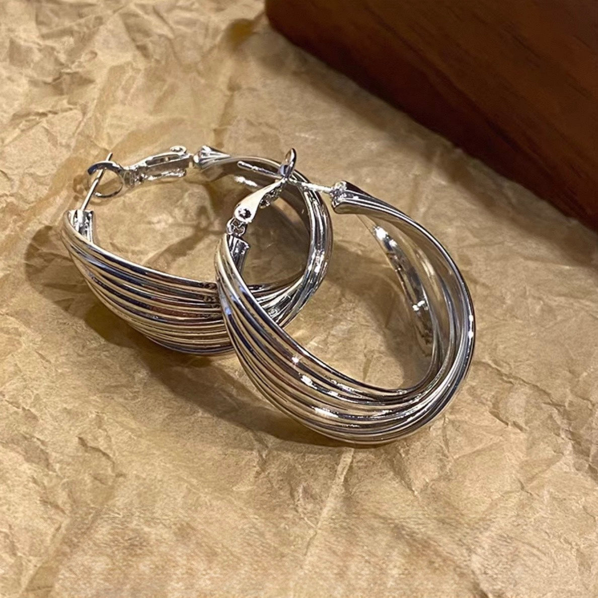 luxe twist hoop pierce