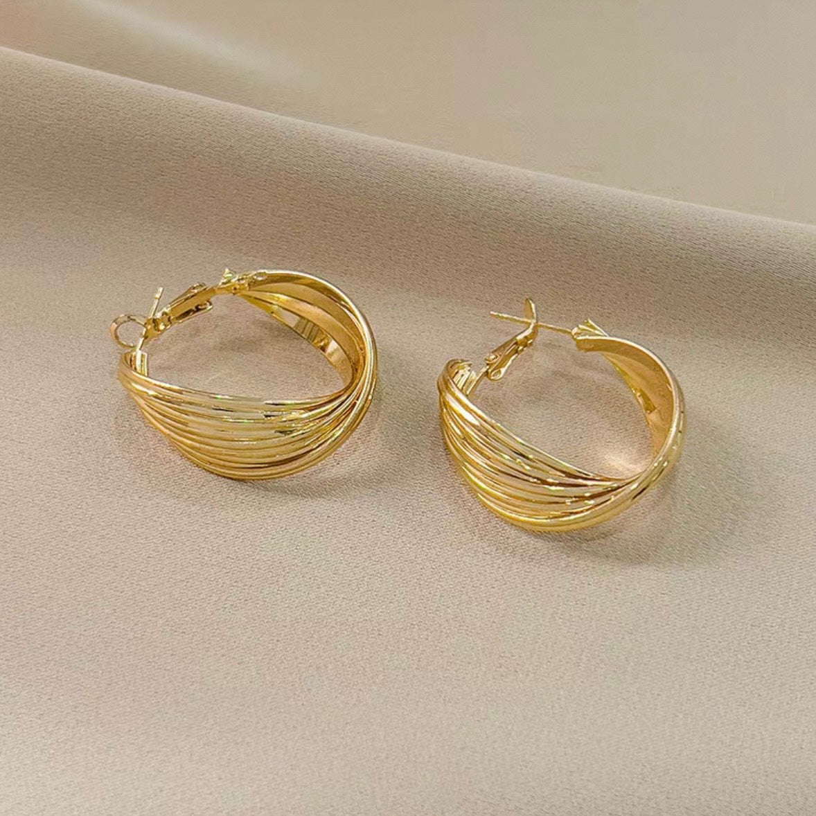 luxe twist hoop pierce