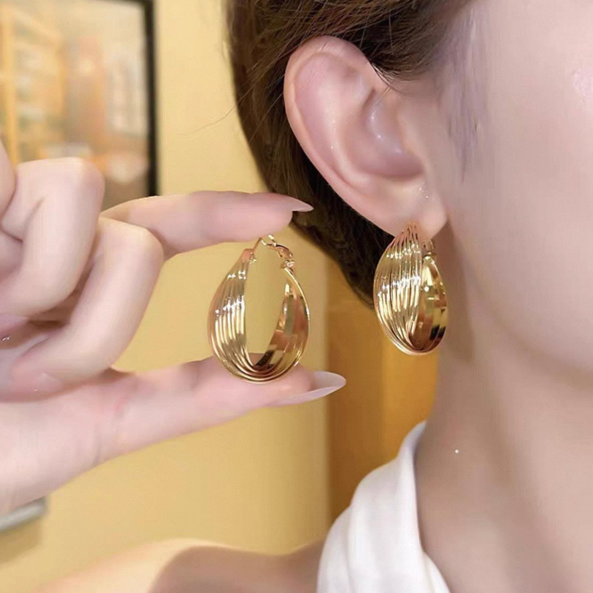 luxe twist hoop pierce