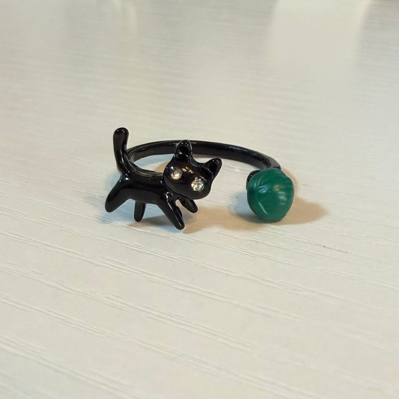 黒猫と毛糸リング